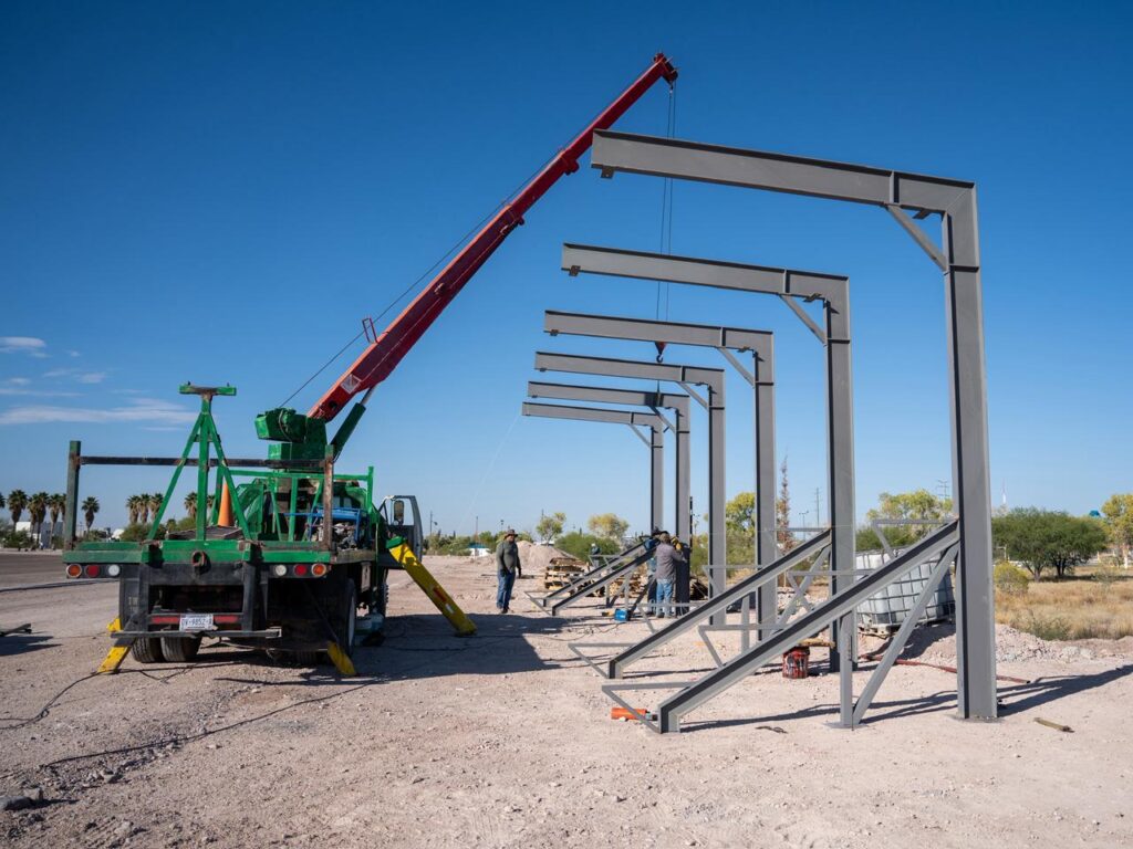 Avanza instalación de gradas en la nueva pista de atletismo y cancha con pasto sintético