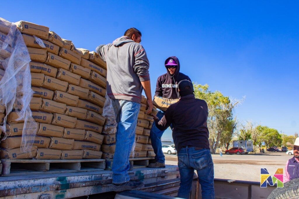 Benefician Gobierno de Meoqui y COESVI a 92 familias con cemento subsidiado