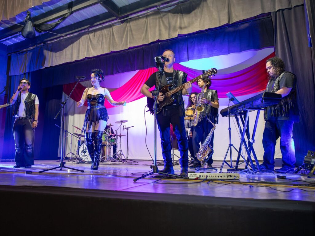 Viven noche romántica con rock y cultura en Casa de Cultura Jesús Gardea