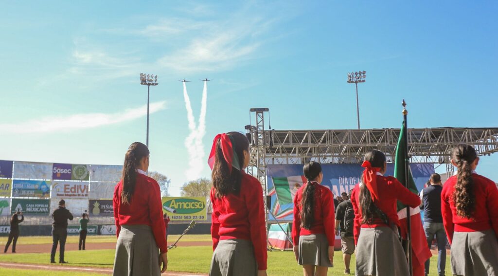 Encabeza Valenciano acto cívico por el Día de la Bandera ante 2,500 estudiantes en Delicias