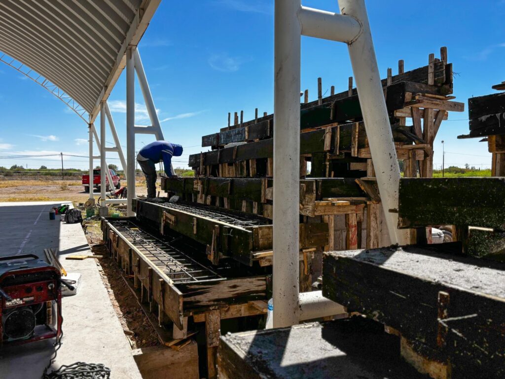 Avanza Obras Públicas Delicias con construcción de gradas en cancha del COBACH