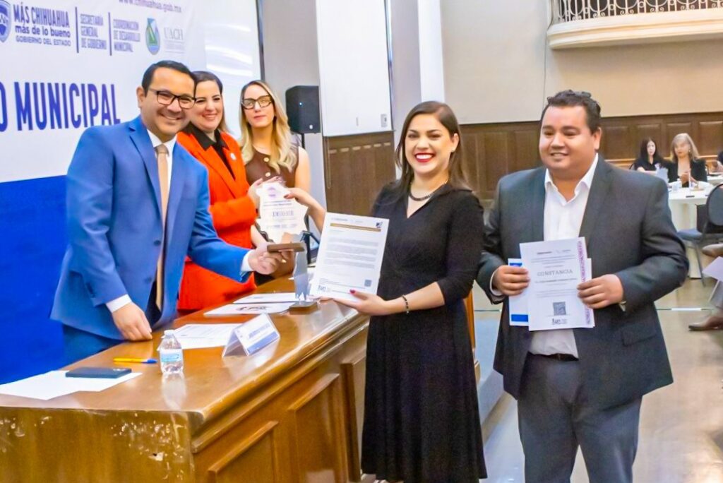 Recibe Miriam Soto reconocimiento en Guía Consultiva