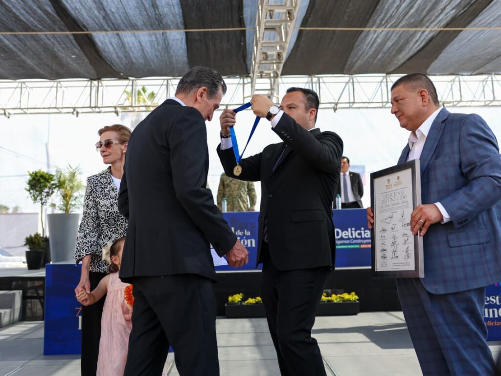 Conmemora Valenciano el 93 aniversario de Delicias y entrega Medalla al Mérito Ciudadano a Óscar Villalobos Chávez