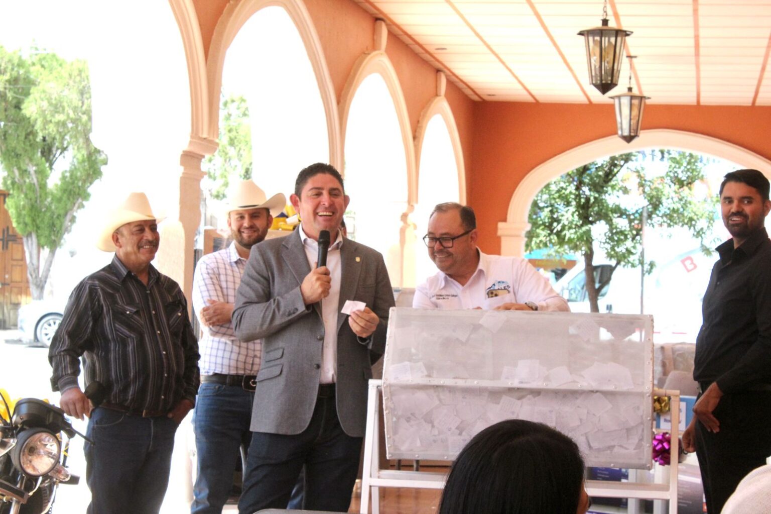 Fernando Landeros se llevó el auto del Contribuyente Cumplido en Rosales