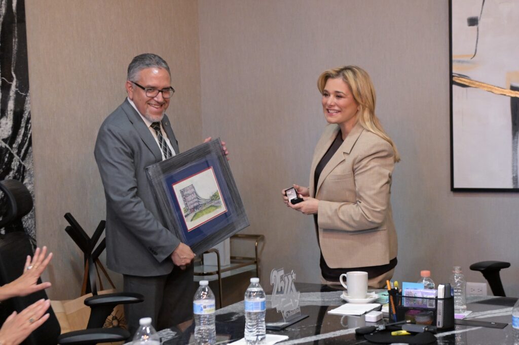 Entrega ULSA Chihuahua a Maru Campos reconocimiento por legado de Víctor Cruz y Guillermo Campos