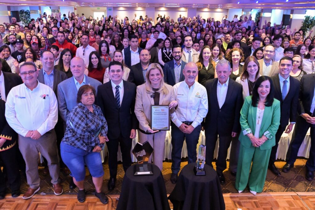 Sociedad civil reconoce a Maru Campos por NutriChihuahua