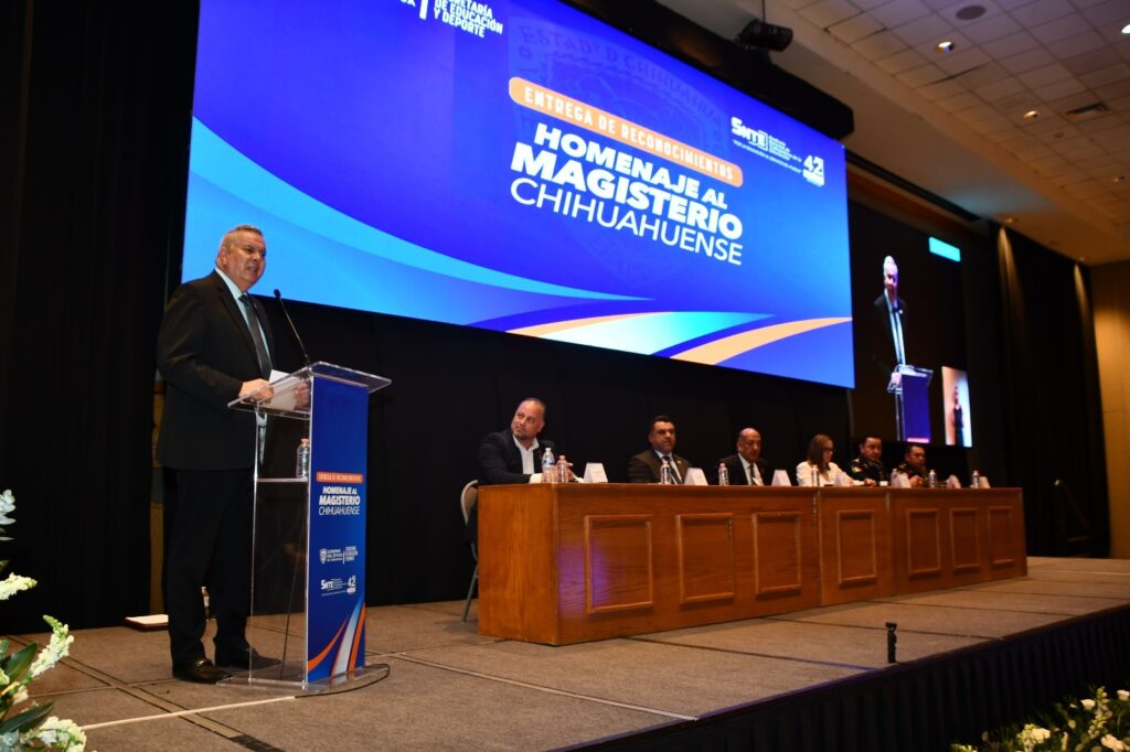 Reconoce Estado compromiso y trayectoria de 325 docentes estatales