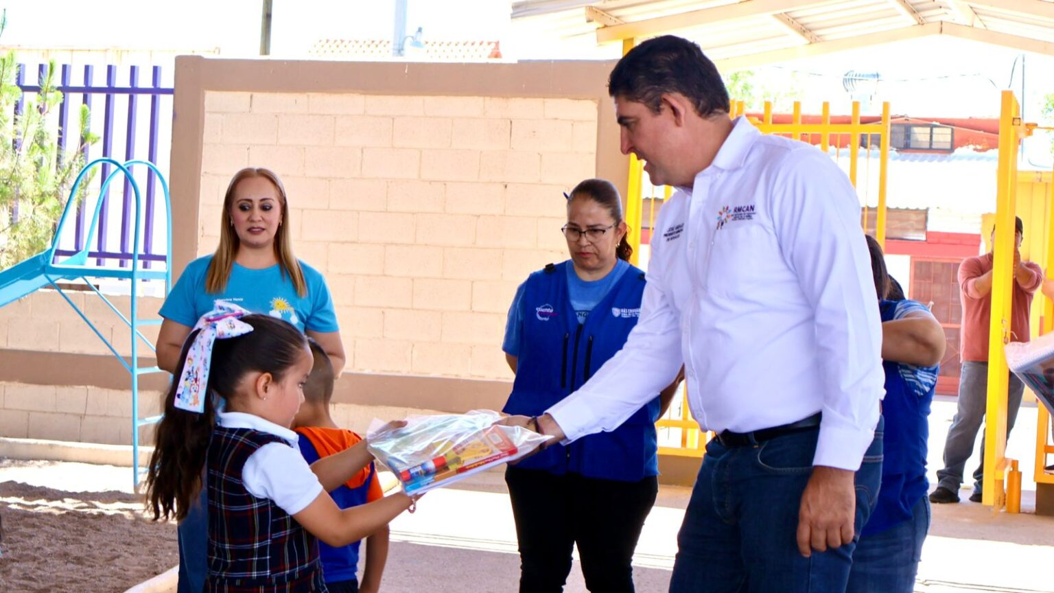 Entrega de material educativo en escuelas de nivel básico