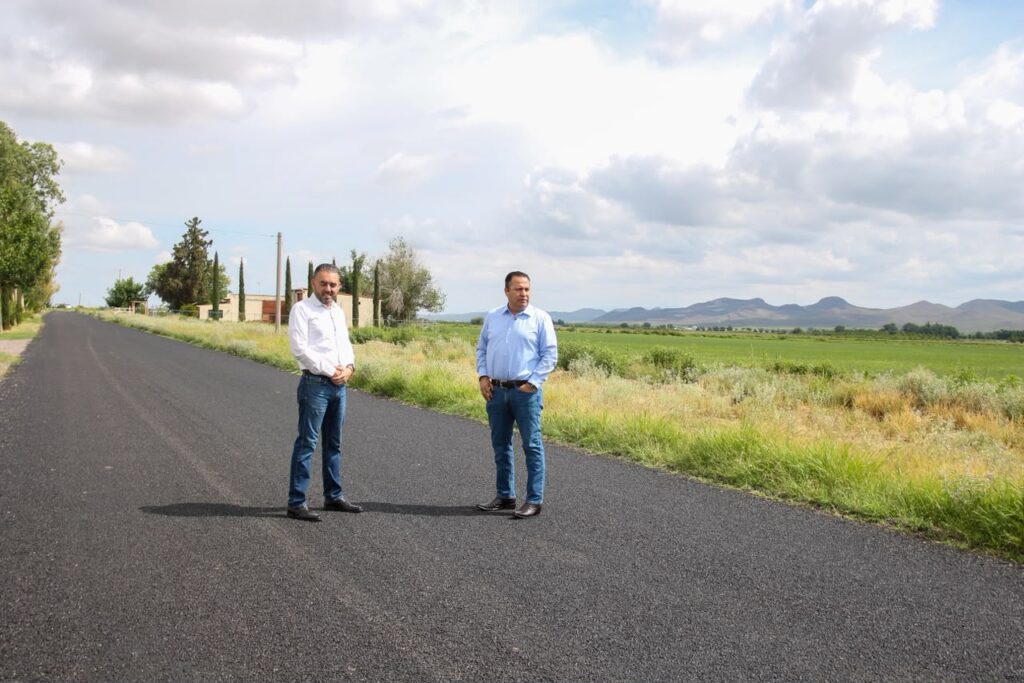 Supervisa Jesús Valenciano rehabilitación de carretera entre Morelos y Cuauhtémoc