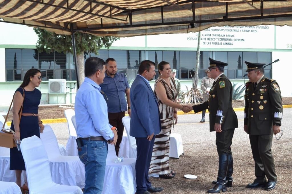 Nuevo mando en el Centro Nacional de Adiestramiento; Fito Gardea acompaña ceremonia militar en Santa Gertrudis