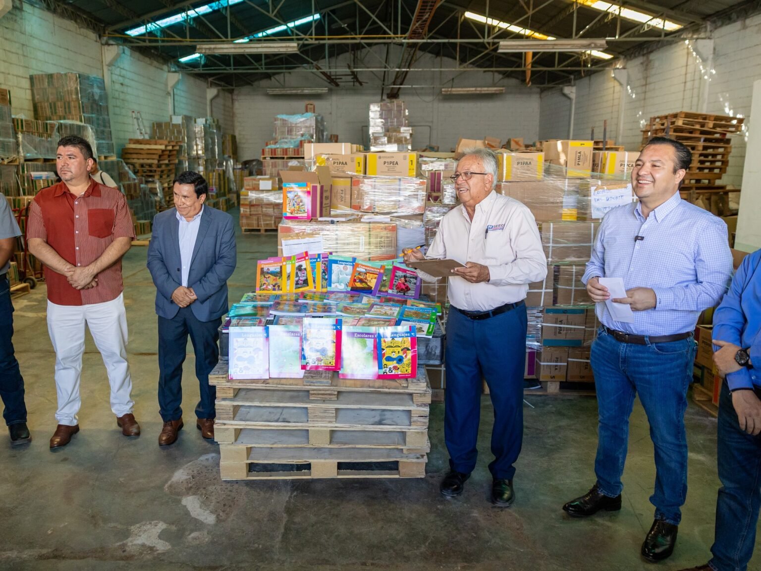 Jesús Valenciano encabeza entrega de libros para el próximo ciclo escolar