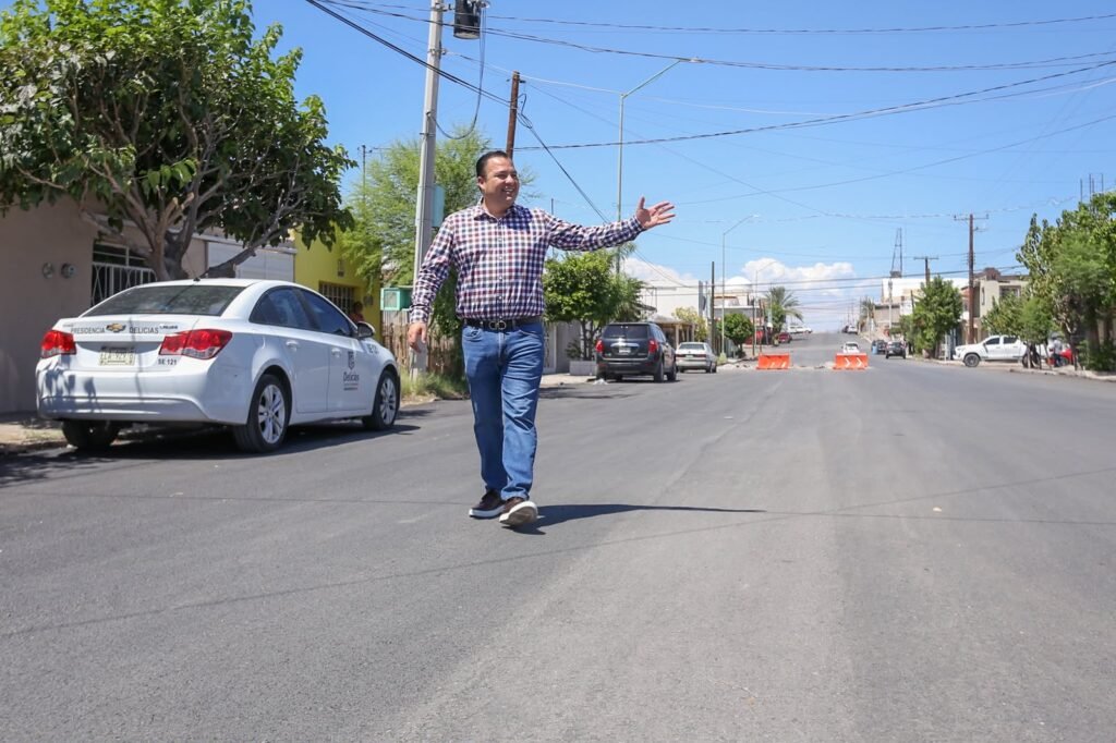Recorre Jesús Valenciano la renovada avenida Agricultura y la Octava Poniente