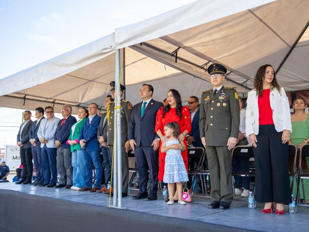 Encabezan Jesús Valenciano y comandante de la 42/a Zona Militar Desfile de Independencia en Delicias