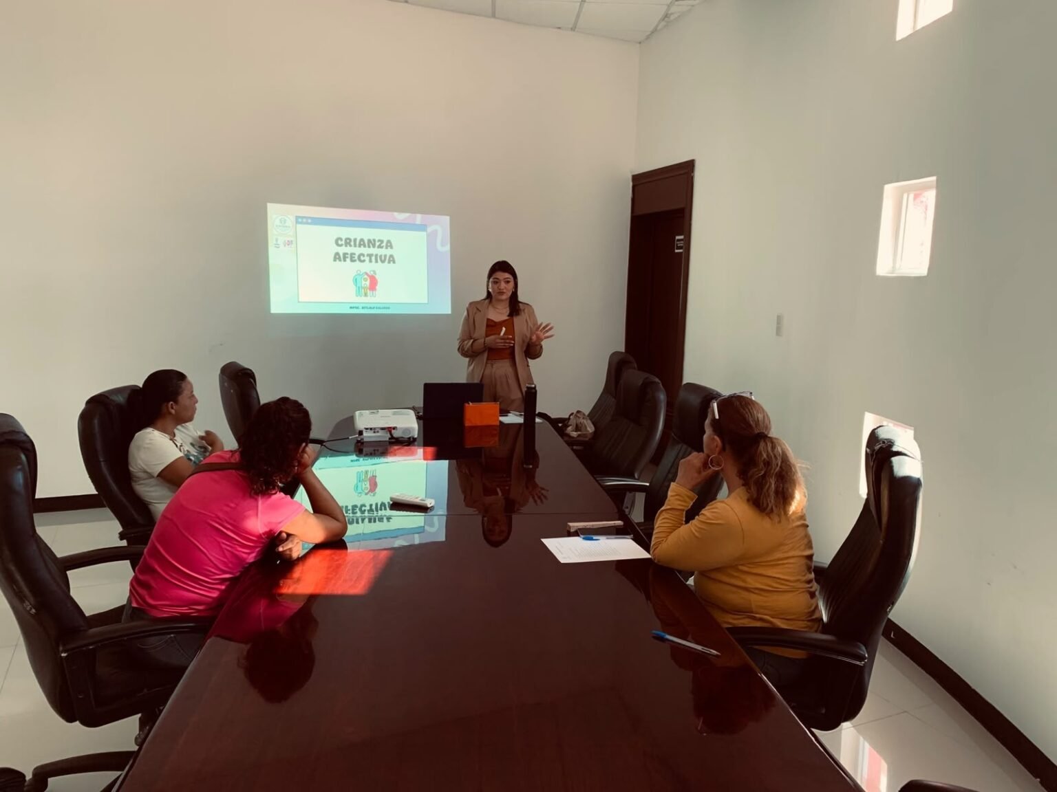 Fortalece Saucillo a las familias con taller de Crianza Afectiva.
