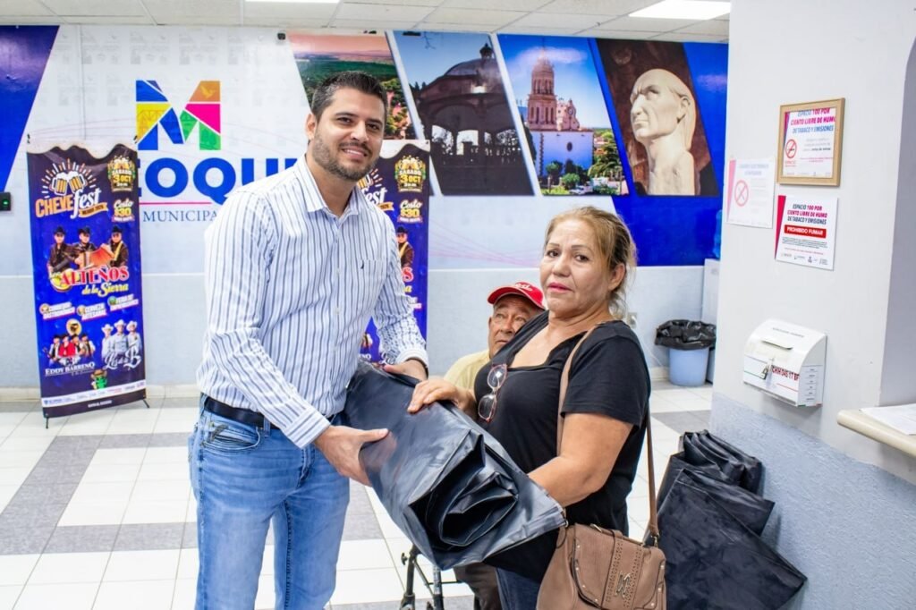 Mantiene Meoqui entrega de hule negro para familias afectadas por las lluvias