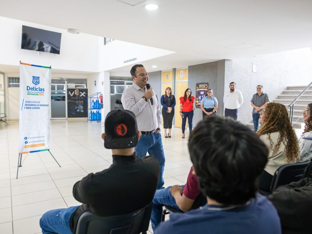 Valenciano llama a jóvenes de la UTCAM Meoqui a mejorar su comunidad con su talento e ideas